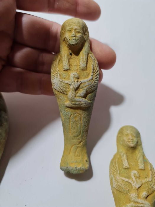 4 statuete egiptene din teracotă arsă