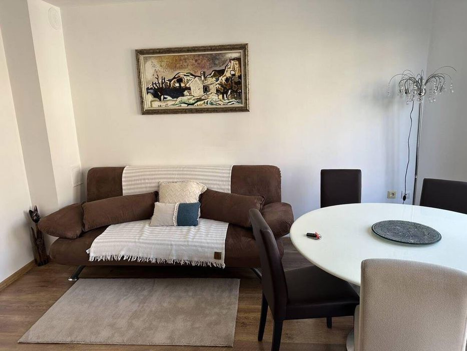 Тристаен, под наем, Център