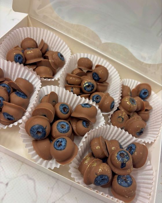 Клубника и финики в шоколаде