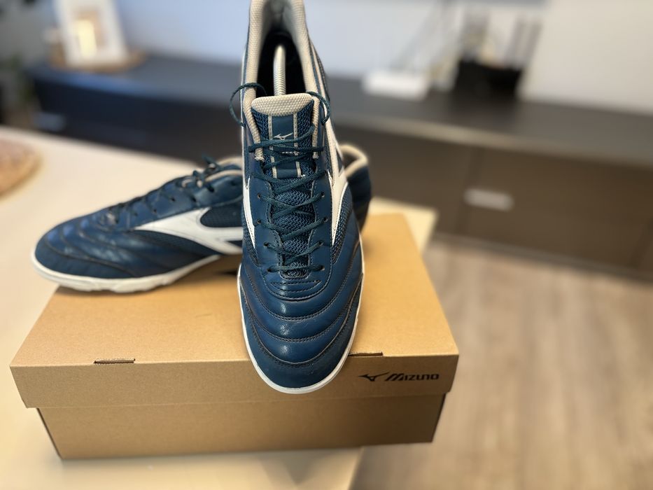 Футболни пбувки Mizuno.
