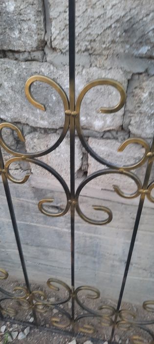 Решётка на окно продам срочно.