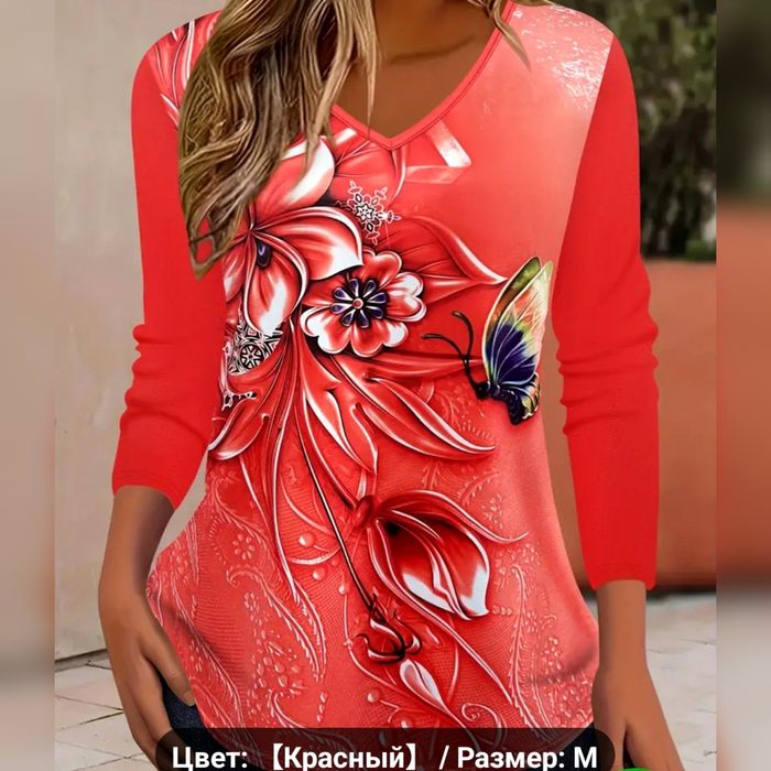 Женская блузка с цветочным принтом.