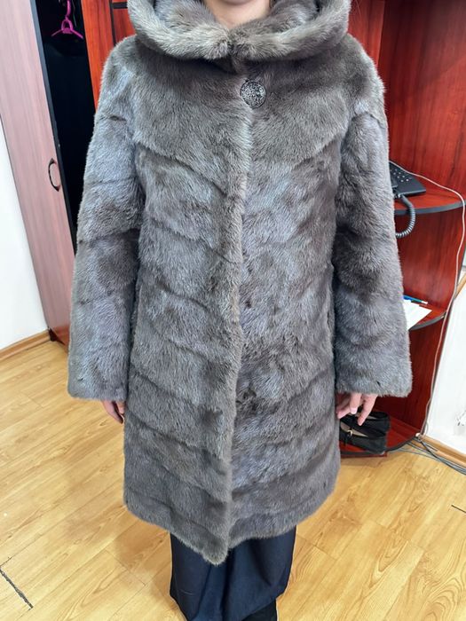 Норковая шуба с капюшоном.