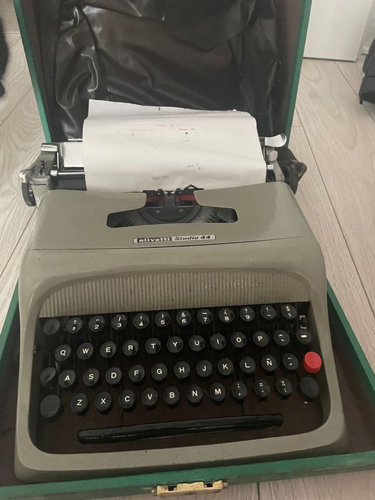 Masina de scris Olivetti Studio 44 din anul 1950