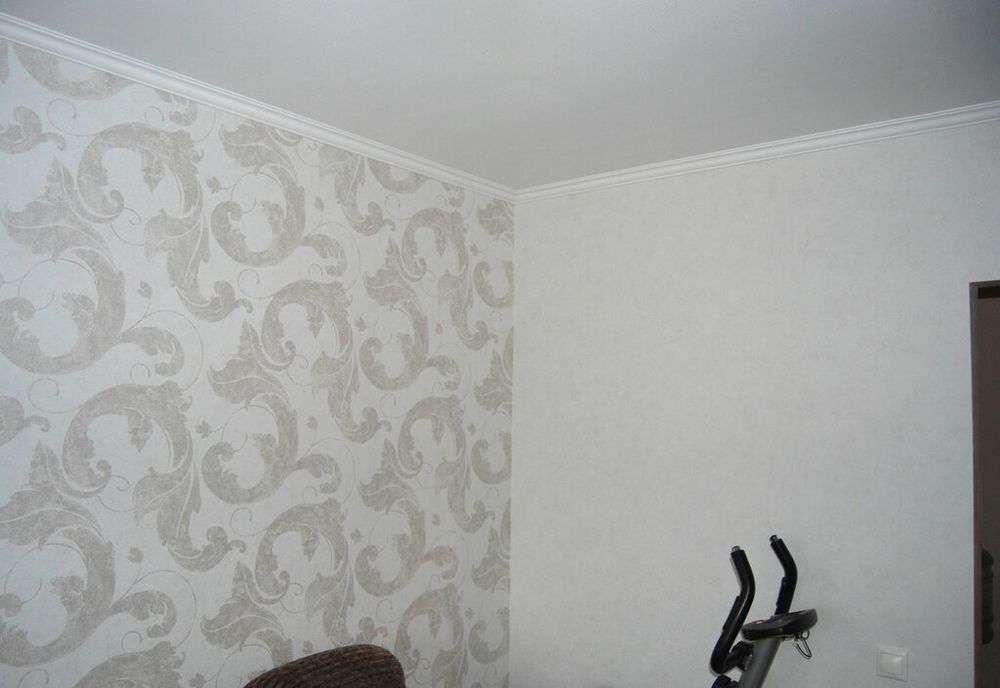 Качественная поклейка обоев.