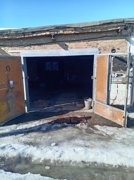 Гаражные ворота распашные б/у