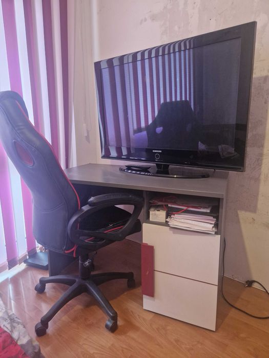 Легло в добро състояние с матрак и бюро със стол