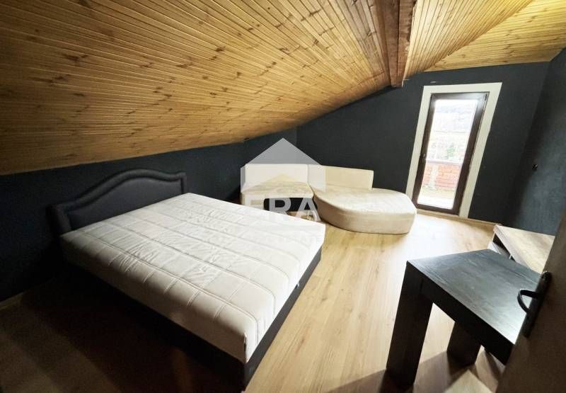 Луксозна къща с футболно игрище и СПА зона в с. Покровник