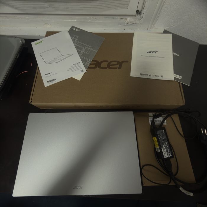 Acer aspire 3 AMDcore 256gb ssd 8gb ram работи перфектно