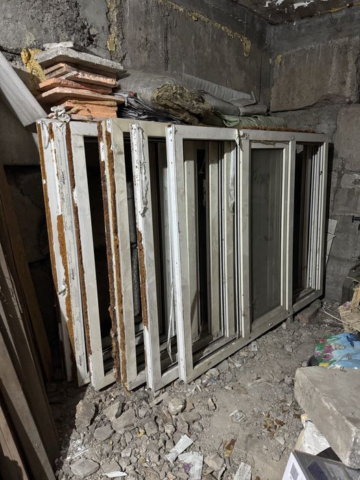 Рамы пластиковые частично со стеклами б.у