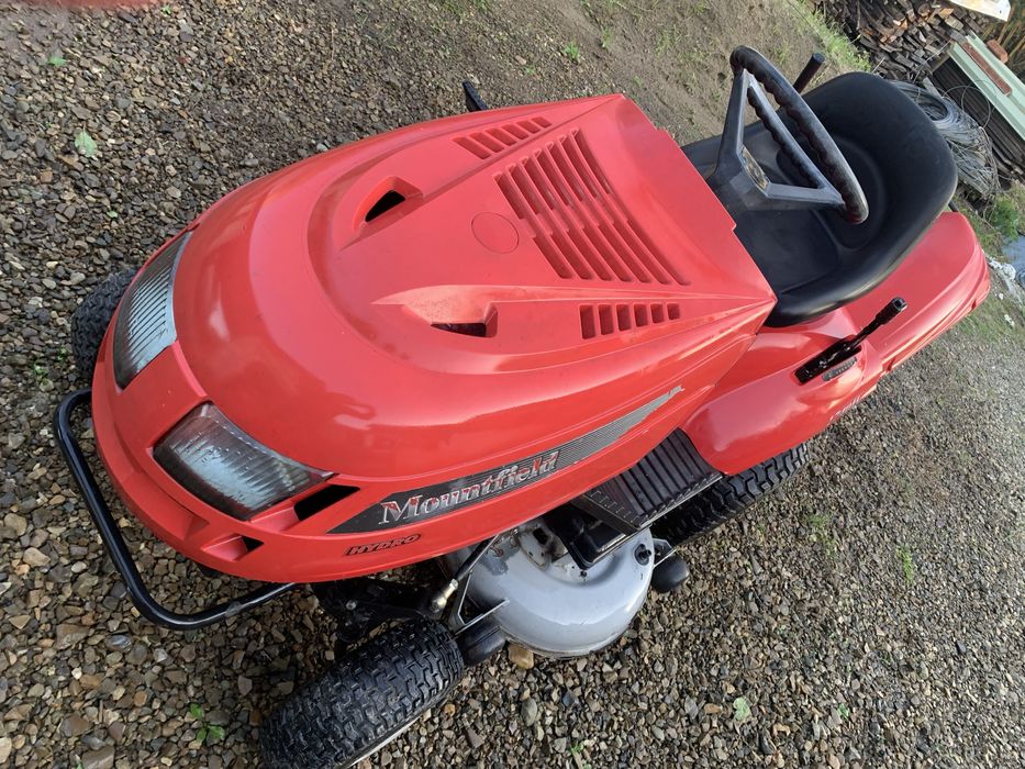 Tractoras tuns gazonu iarba