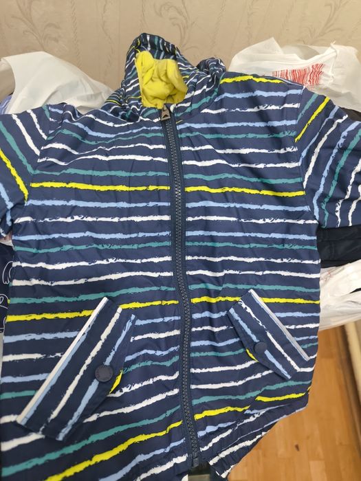 Продам на мальчика куртки