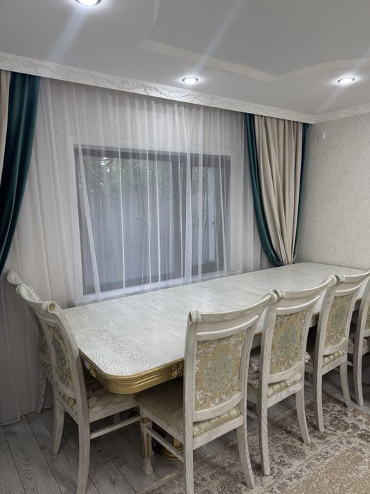 Продам  стол и стулья .