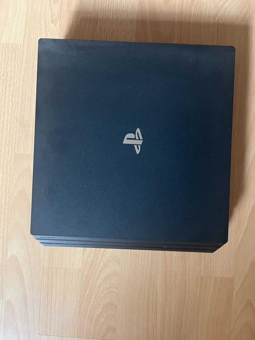 Продавам PS4 Pro 1TB