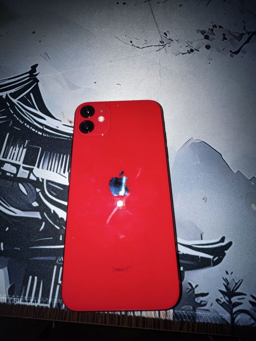 iPhone 11 красного цвета