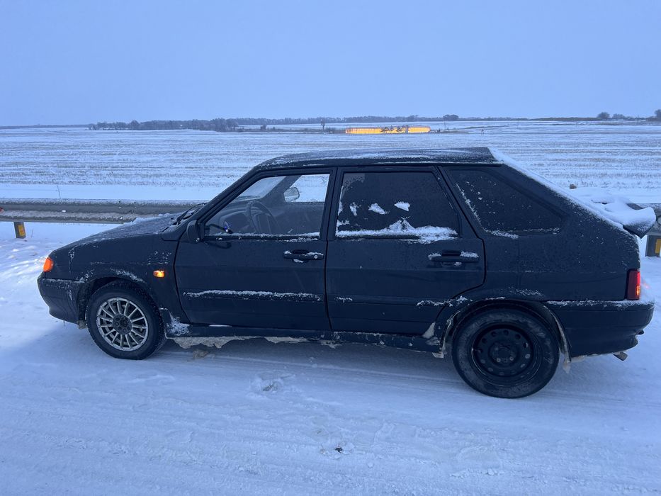 Машина ваз 2114.