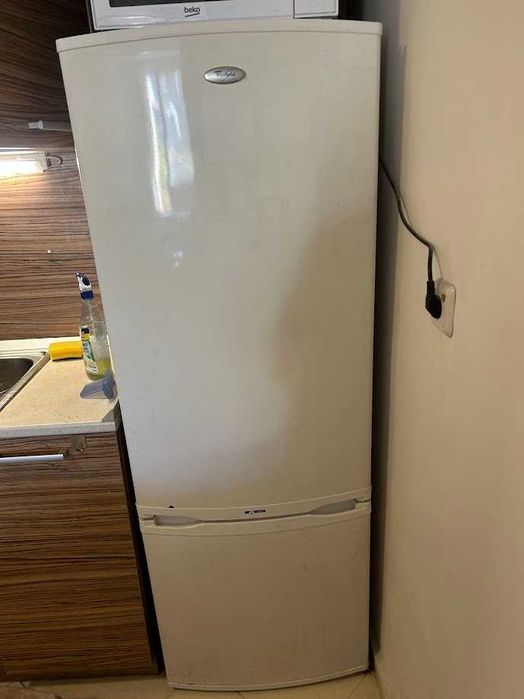 Хладилник с долна камера Whirlpool