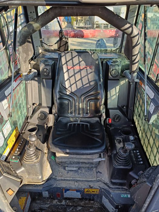 Верижен мини челен товарач Takeuchi TL12V-2 6000кг ПОД НАЕМ