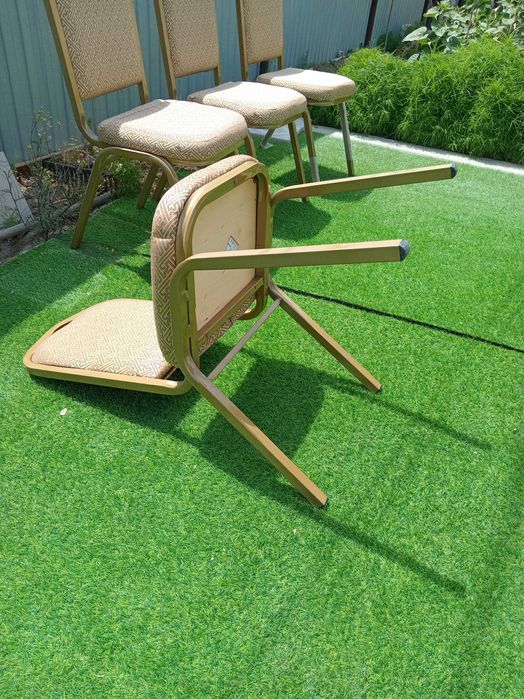 Стол и стулья. Срочно.