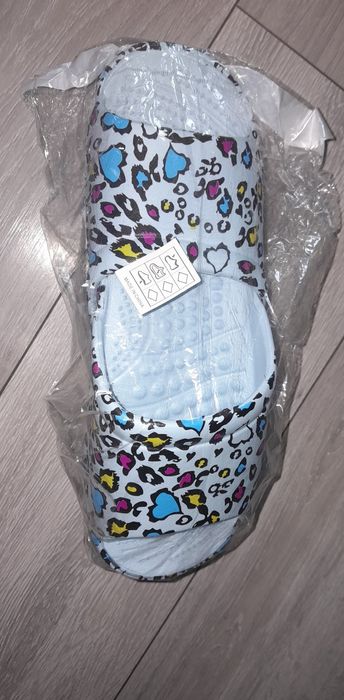 Vînd papuci noi mărimea 40