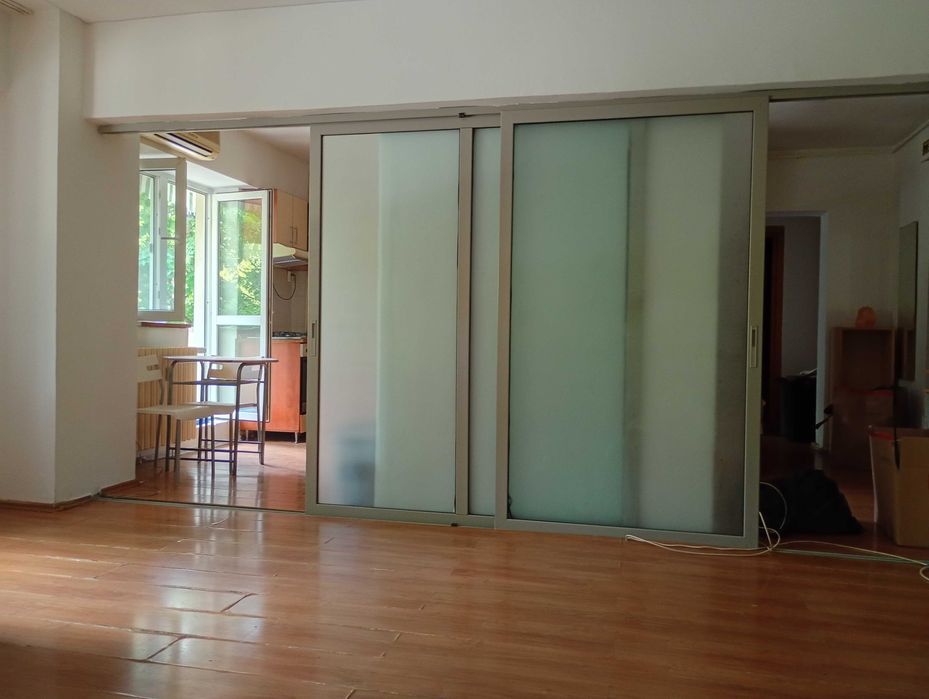Închiriez apartament cu 2 camere, decomandat, situat la etajul 1 al unui bloc aflat în imediata apropiere a Parcului Sebastian.