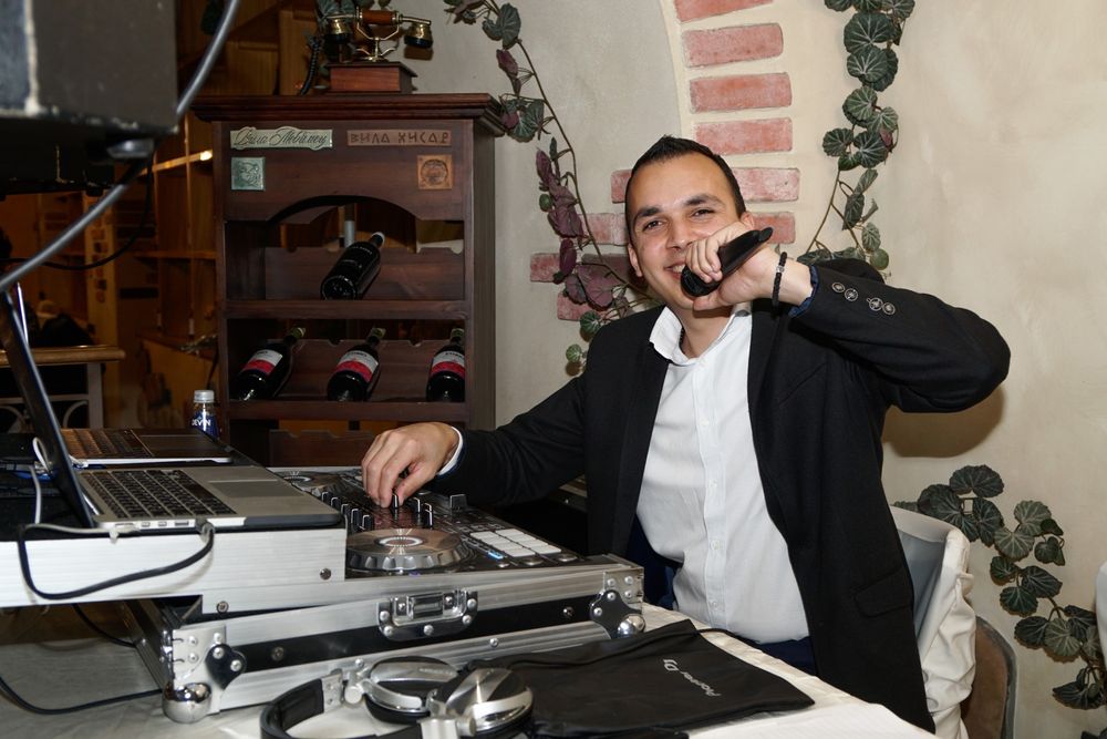 DJ/Дисководещ за Професионално озвучаване и водене на вашето тържество