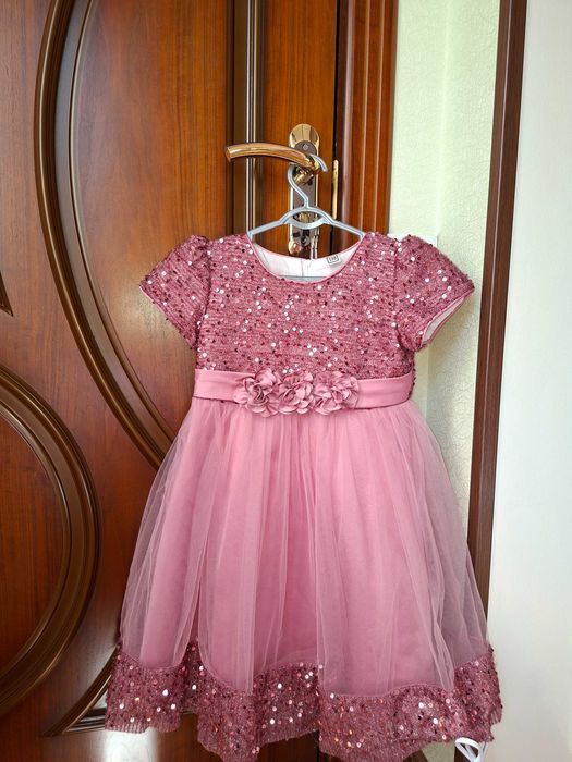 Платье нарядное на 6-8 лет