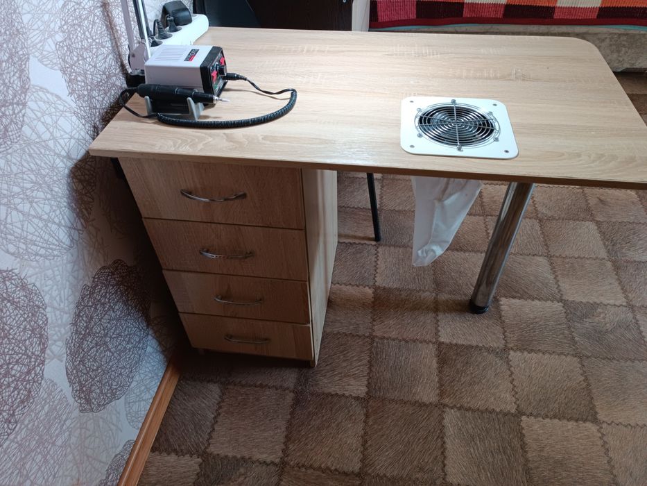 Маникюрный стол со встроенным пылесосом