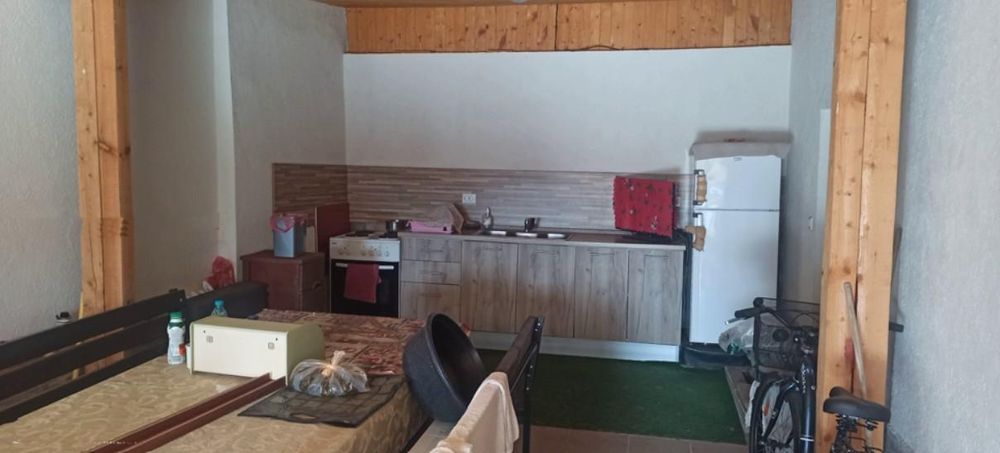 Триетажна Къща с двор в ж.к Меден Рудник