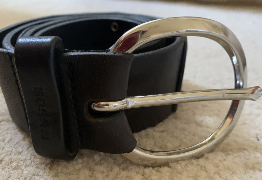 BOSS - черен кожен колан