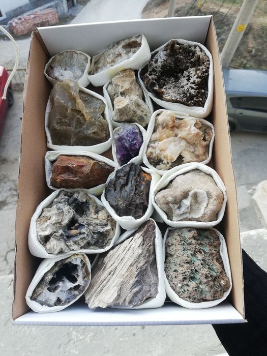 Голяма кутия с минерали