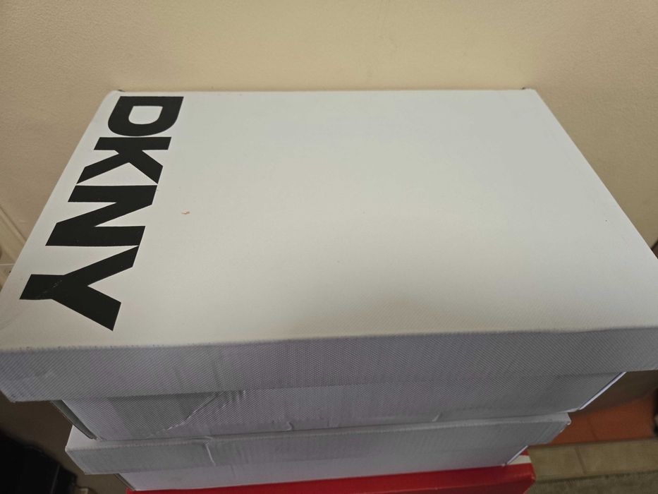 Чисто нови оригинални кецове DKNY