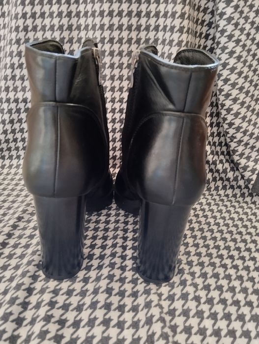 Продаю женские ботинки на очень удобном каблучке 40 р.