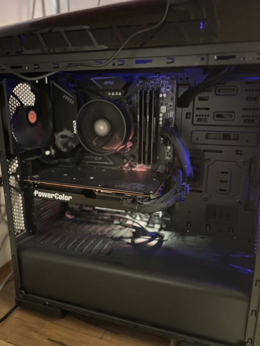 Продавам настолен Геймърски компютър  и монитор