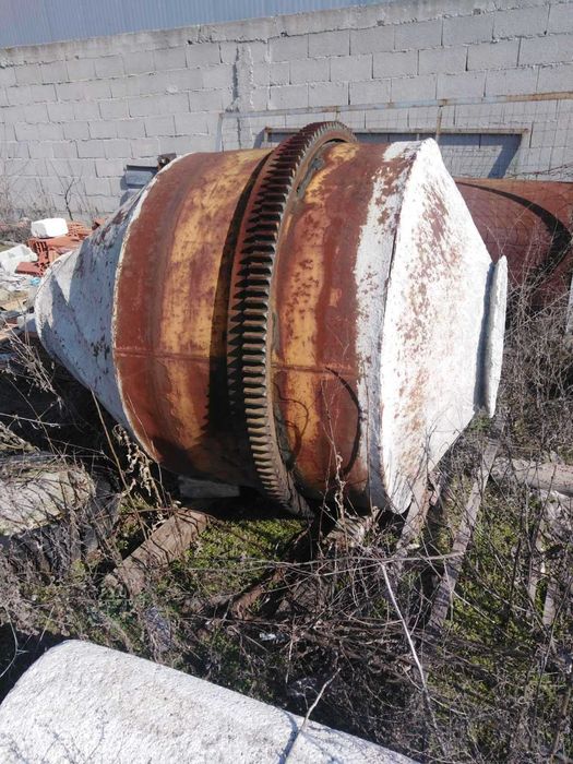 Продавам  ВИБРОМАСА, Барабан за бетонобъркачка 500/330 и употребявани  калъпи за бетонови изделия.