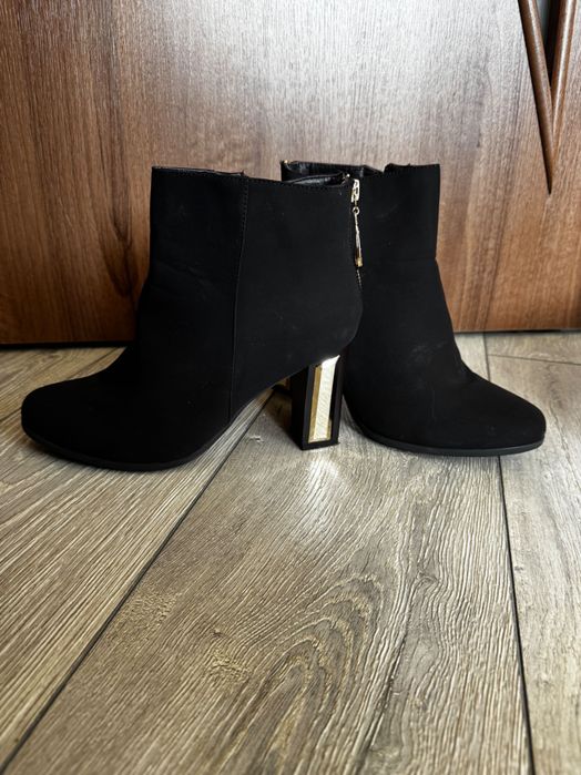 Дамски боти на ток