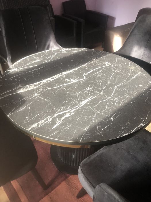 Masă cu scaune de vanzare