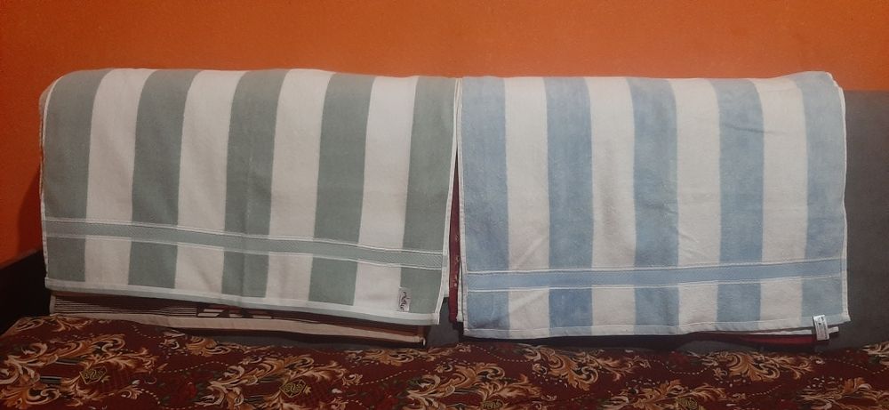 Полатенца банные 4 шт.в отличном состояние пользывалась один два раза.