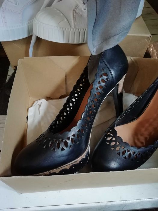 Дамски обувки GUESS 40