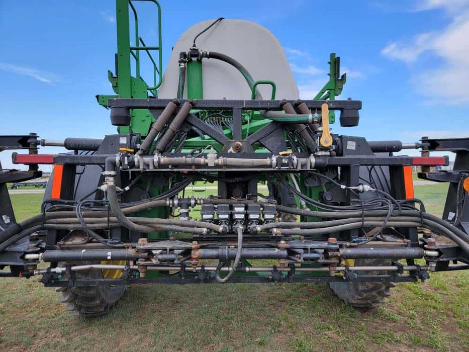 Самоходный опрыскиватель John Deere 4830