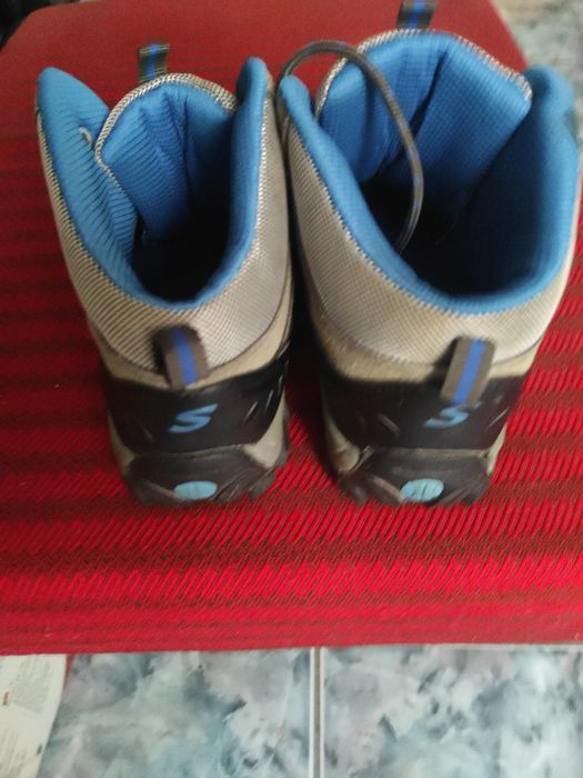 Adidași  foarte practici comozi și rezistenți.
Numarul 41.