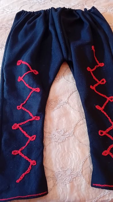 Мъжка  носия.  Пищимал червен,син