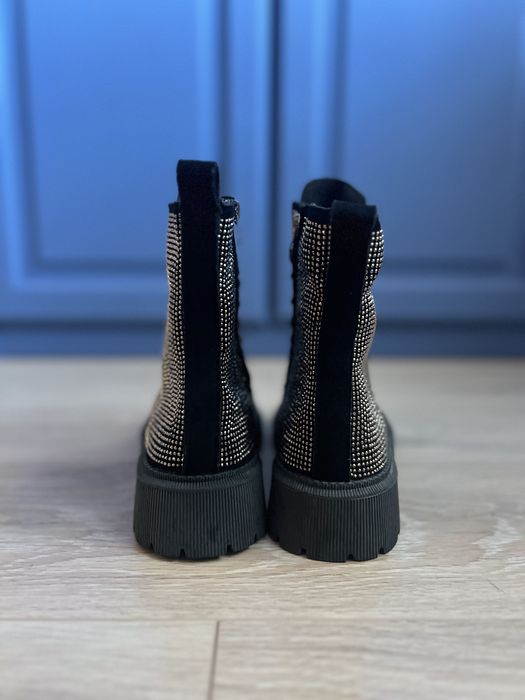 Дамски блестящи боти