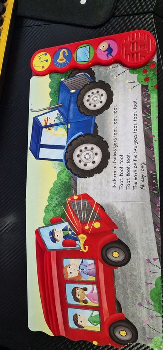 Детска музикална книжка Тhe wheels on the bus