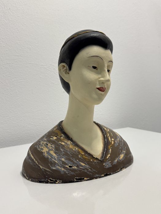 Statueta teracota, bust de femeie. Lucrata si pictata manual. Veche