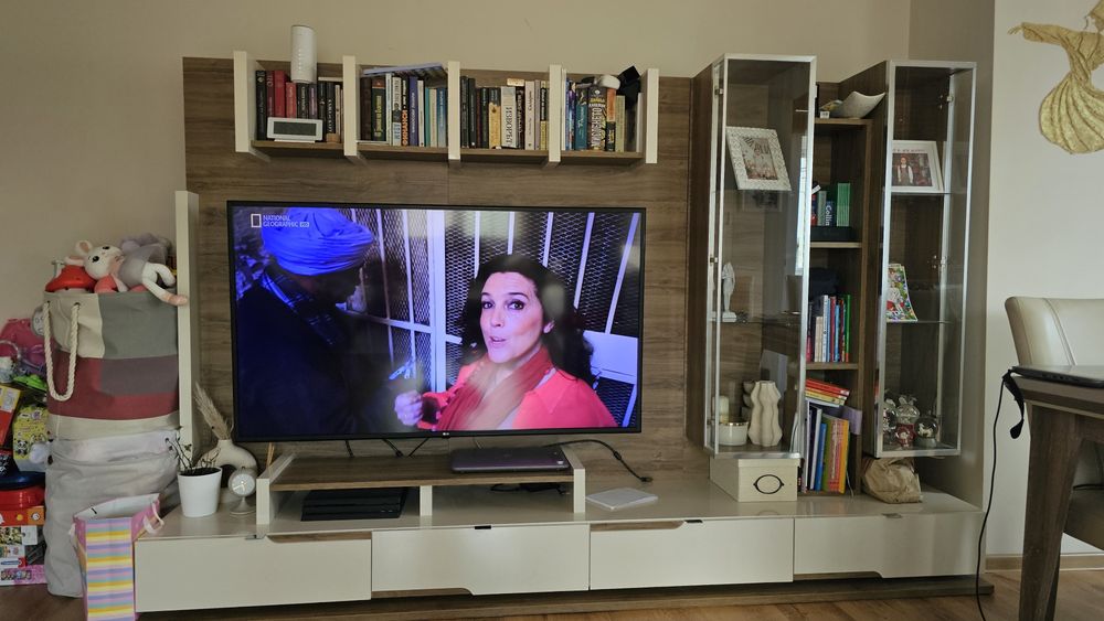 Запазено обзавеждане за дневна: TV секция, 2 дивана и 2 фотьойла / кресла, трапезни столове 6 бр.