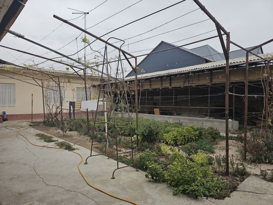 Qibray markazida 6 stilling uy sotiladi