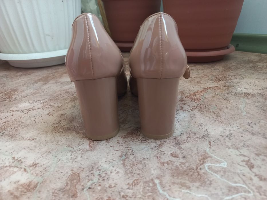 Продам женские туфли