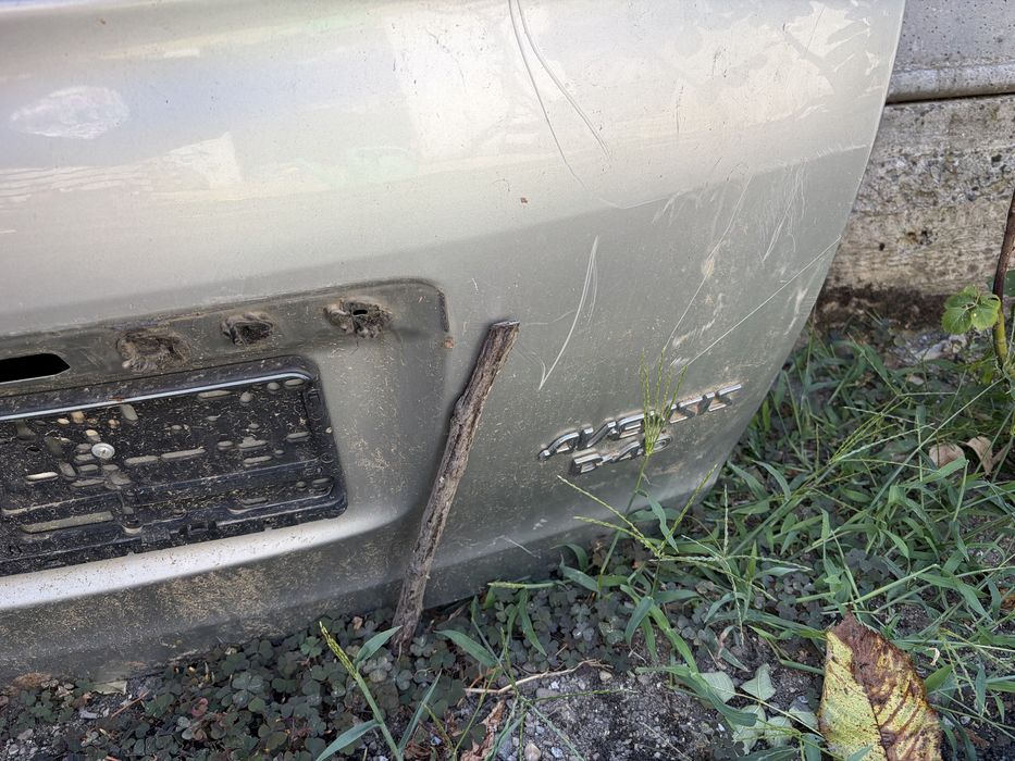 Vand 4 usi si portbagaj cu tot cu fete toyota avensis
