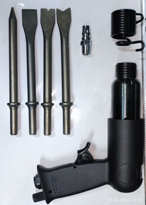 Пневмозубило с насадками в пластиковом кейсе.